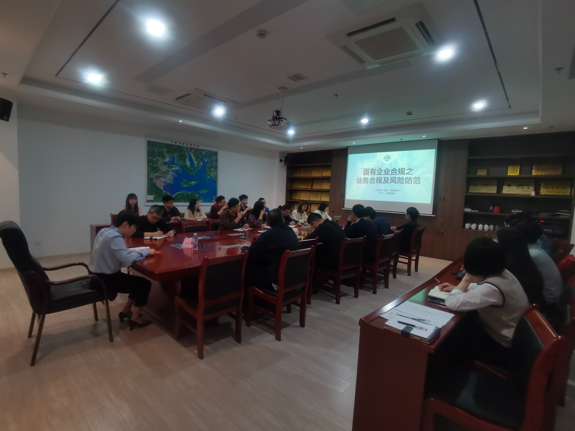 合規(guī)講堂第一課——市交投物流集團(tuán)開展國企業(yè)務(wù)合規(guī)及風(fēng)險(xiǎn)防范培訓(xùn)，劉招蕊拍攝.jpg